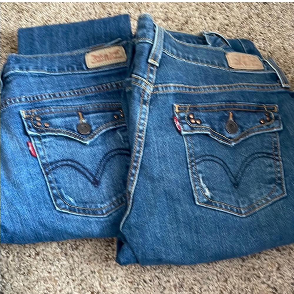 SOLD: 515 women’s Levi